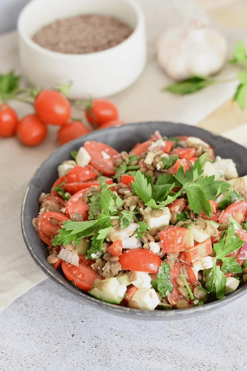 Einfacher Linsensalat mit Gemüse & Feta