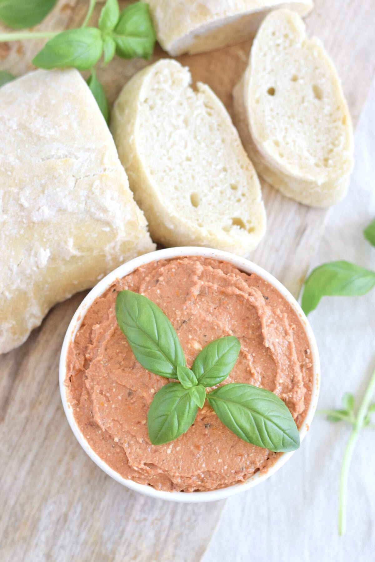 Tomate Feta Dip mit frischem Baguette